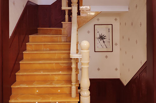 双流中式别墅室内汉白玉石楼梯的定制安装装饰效果